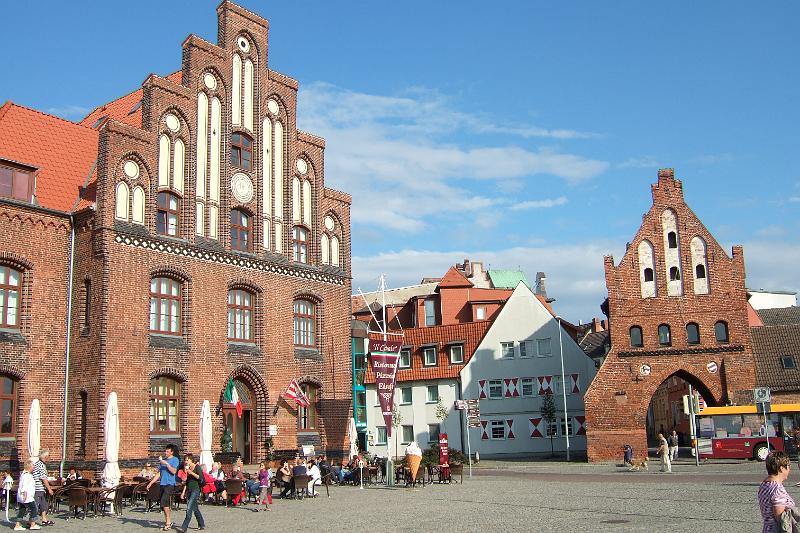 2009-08- (499).JPG - Gebäude am Hafen